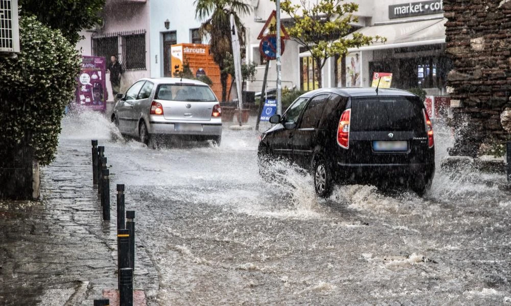 Ακραία καιρικά φαινόμενα μετά τον καύσωνα: Καταιγίδες, χαλάζι και κεραυνοί που άναψαν φωτιές - «Πνίγηκαν» Γιάννενα, Βέροια και Κιλκίς (Βίντεο)